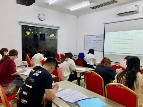 Học viên tham gia lớp học kế toán tại KTS